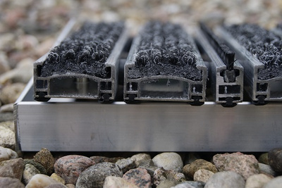 Wycieraczka w ramce aluminiowej z wkładem rypsowym i szczotką