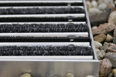 Wycieraczka w ramce aluminiowej z wkładem ryps + szczotka (22 mm)