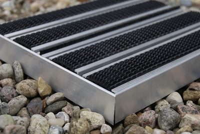 Wycieraczka w ramce aluminiowej z profilami gumowymi (22 mm)