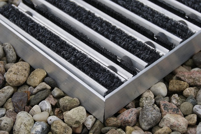 Wycieraczka w ramce aluminiowej z wkładem ryps + szczotka (22 mm)