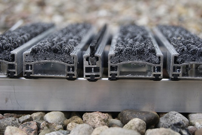 Wycieraczka w ramce aluminiowej z wkładem rypsowym i szczotką